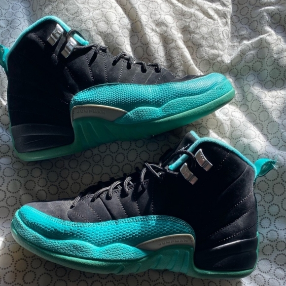 Size 7Y- Women's 8.5 Hyper Jade Jordan 12s Mint & black. - Picture 7 of 7